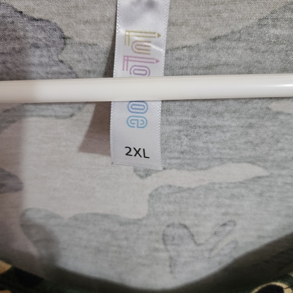 LuLaRoe Lynnae Long Sleeve Tee - Picture 2 of 4